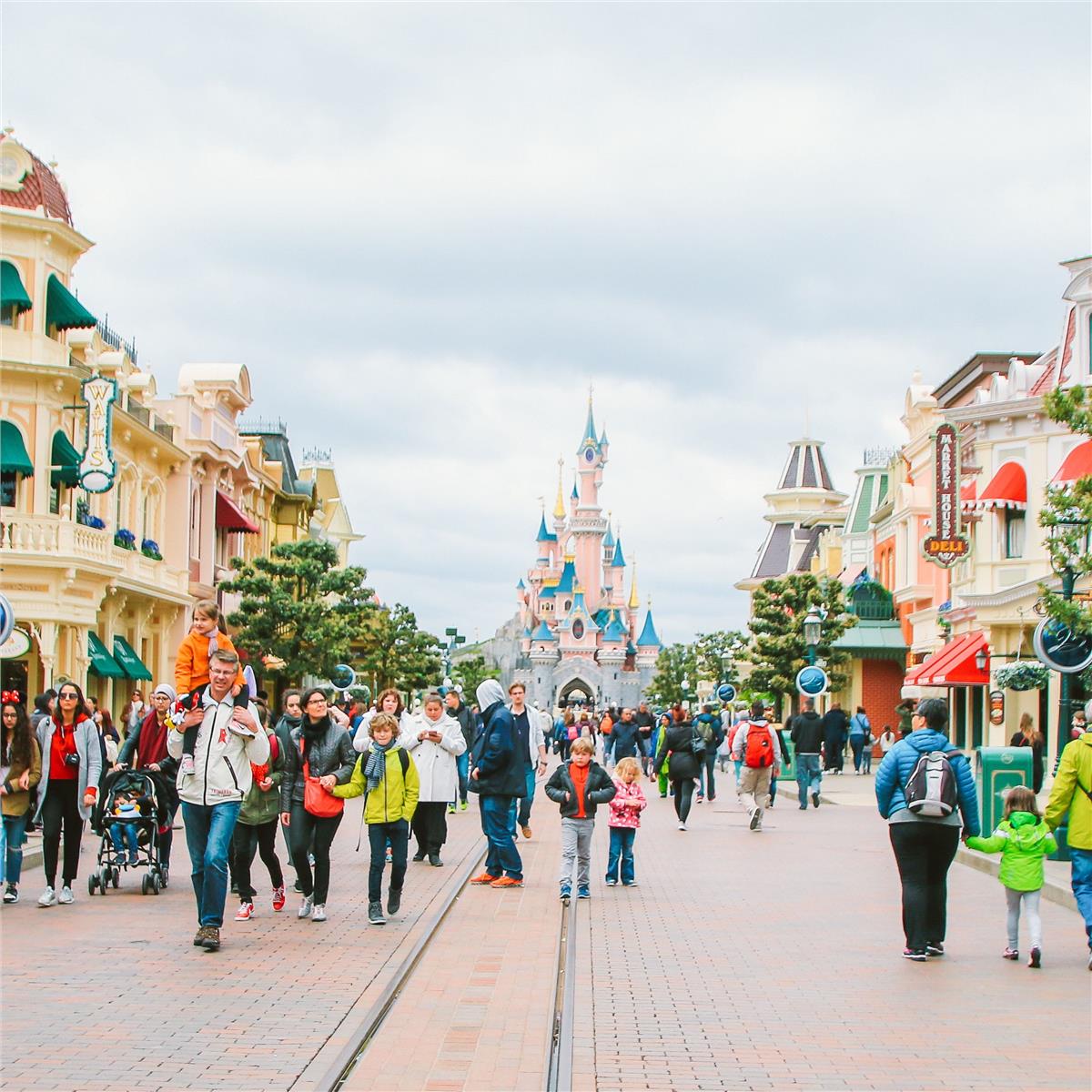 İzmir'den Uçak İle Kalkışlı 4 Gece 5 Gün Konaklamalı Sömestr Özel Amsterdam & Brüksel & Paris & Disneyland Turu