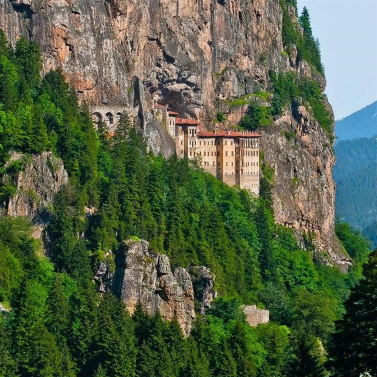 İzmir Çıkışlı 7 Gece 8 Gün Konaklamalı Özel Yaylalar ve Batum ile Boydan Boya Karadeniz Turu (6 gece Konaklama). Üstelik 1 gece Batum Konaklama ve Turu Dahil.