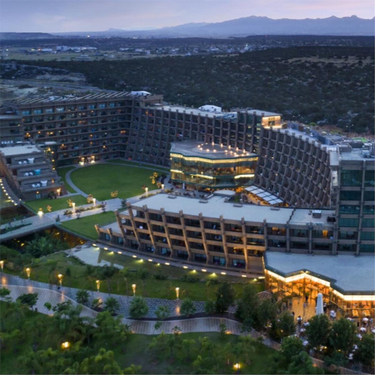 İzmir'den Uçak Bileti ve Otel Transferi Dahil 3 Gece 4 Gün UHD Konaklamalı Nuhun Gemisi Deluxe Hotel Spa Emre Altuğ Yılbaşı Galası 26.999TL'den Başlayan Fiyatlarla