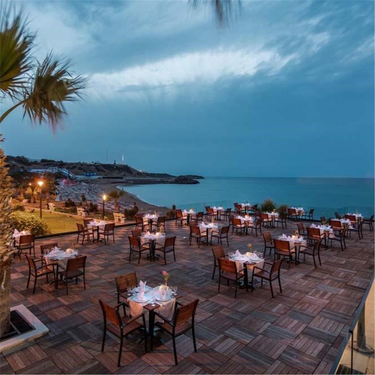 İzmir'den Uçak İle Hareketli Kıbrıs Acapulco Resort Hotel & Convention & SPA Tam Pansiyon Plus Konaklama