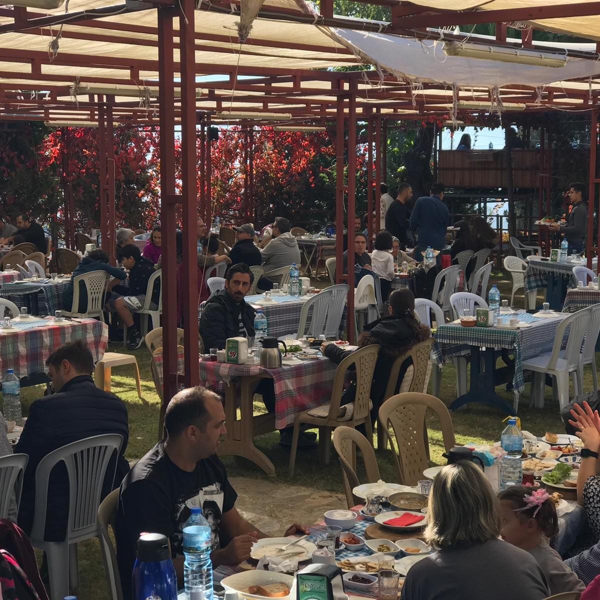 Çiçekliköy Asmalı Kahvaltı Evi’nde Doğa ile iç içe Serpme Köy Kahvaltısı