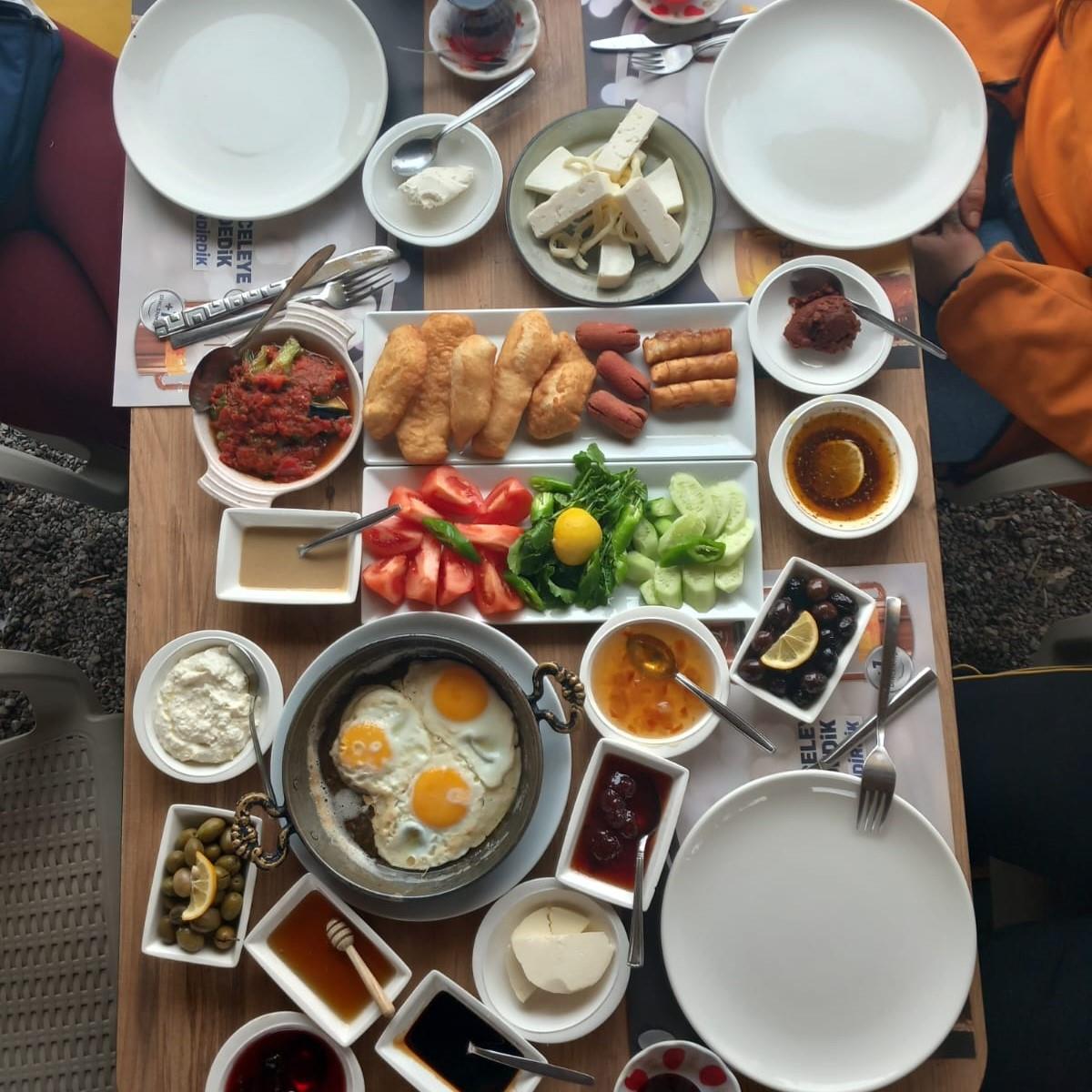 Sığacık Teos Taxi Cafe’de Sınırsız Çay Eşliğinde Denize Nazır Enfes Serpme Kahvaltı Keyfi