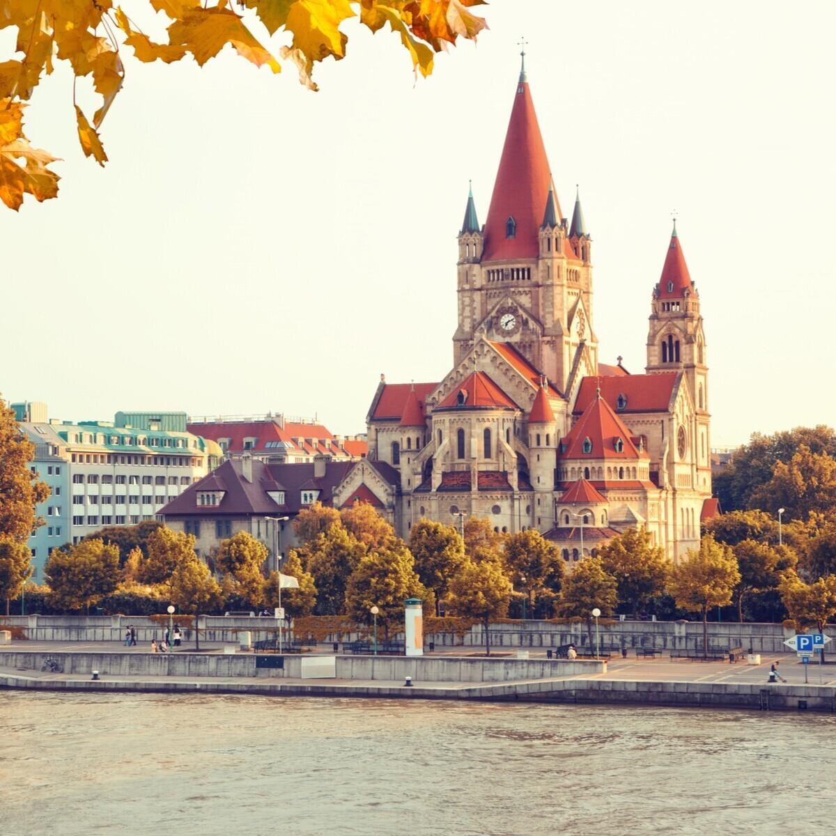 İzmir'den Uçaklı İle Kalkışlı 5 Gece 6 Gün Konaklamalı Uçaklı Orta Avrupa Turu