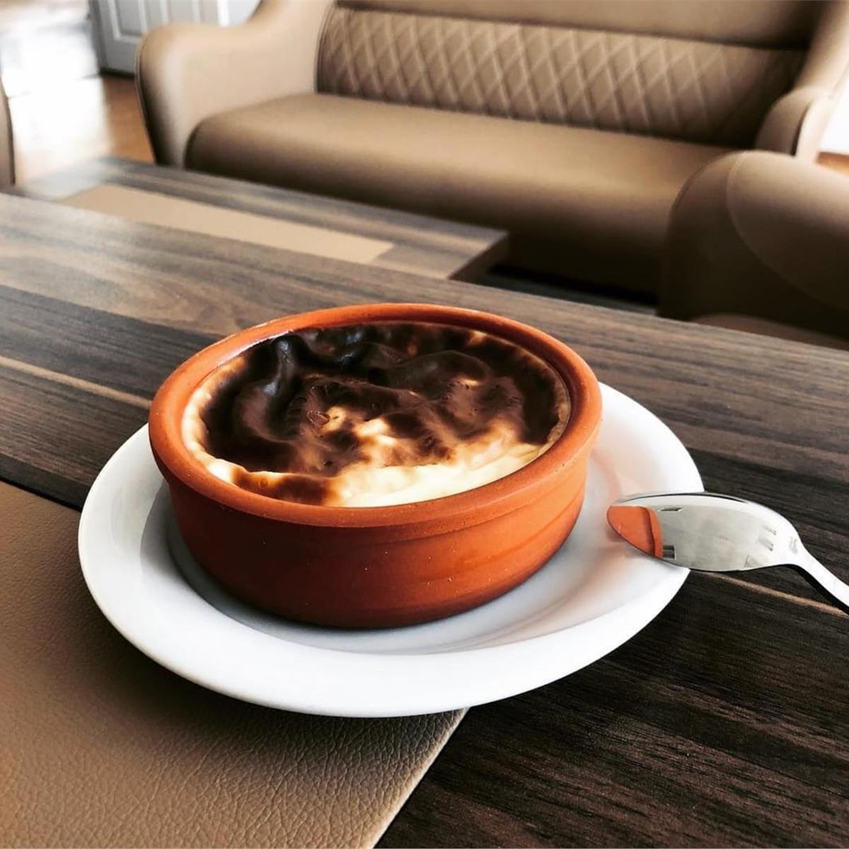 Bornova Üsküplü Cafe’de seçenekli enfes Tatlı ve Pastalar eşliğinde kahve keyfi