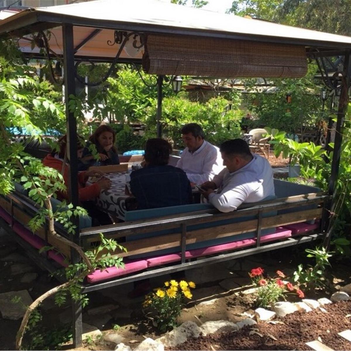 Seferihisar yolu Güzelbahçe Çamlı Keyif'te enfes lezzetler eşliğinde sınırsız serpme kahvaltı