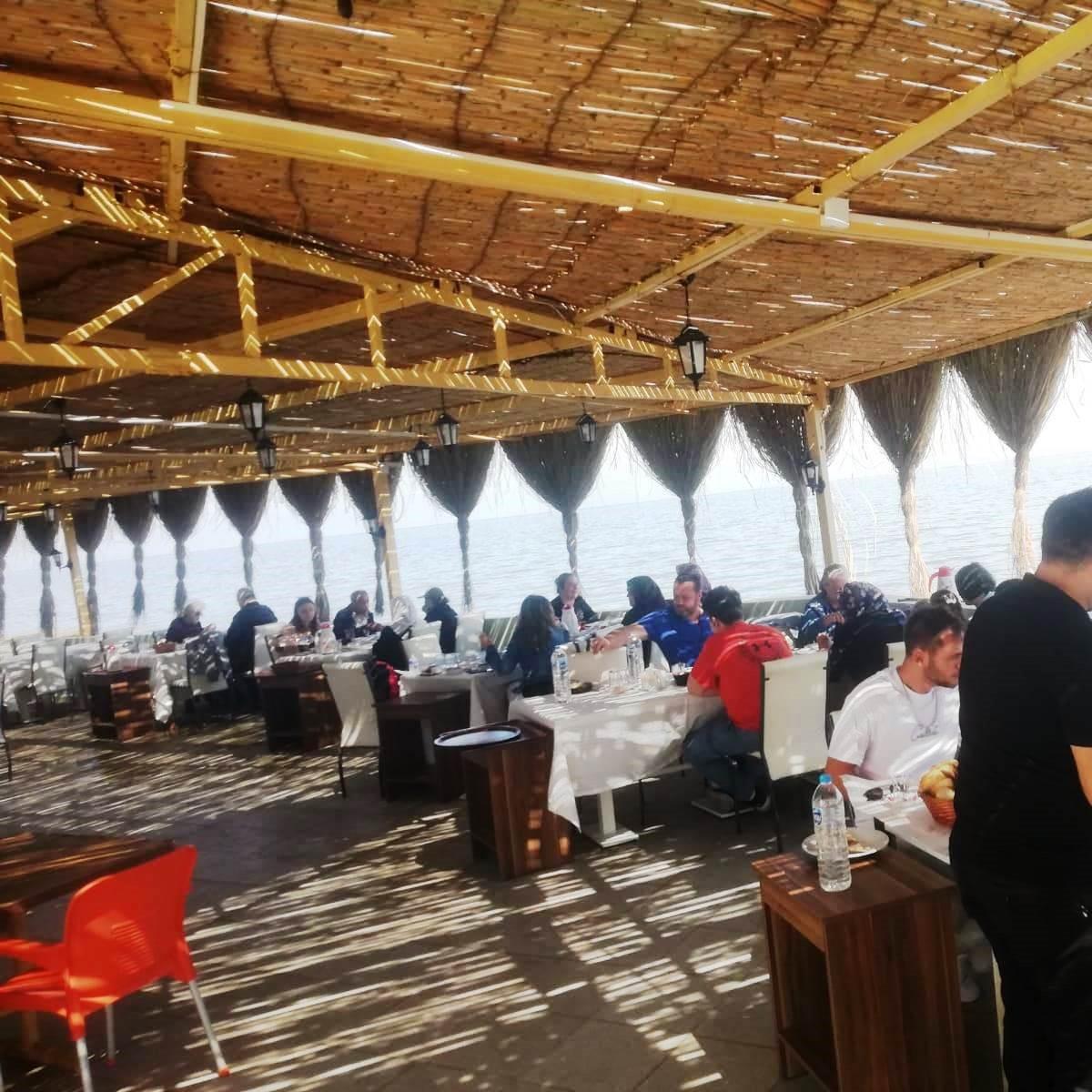 Güzelbahçe İnadına fasıl Restaurant'da Denize nazır Serpme Kahvaltı