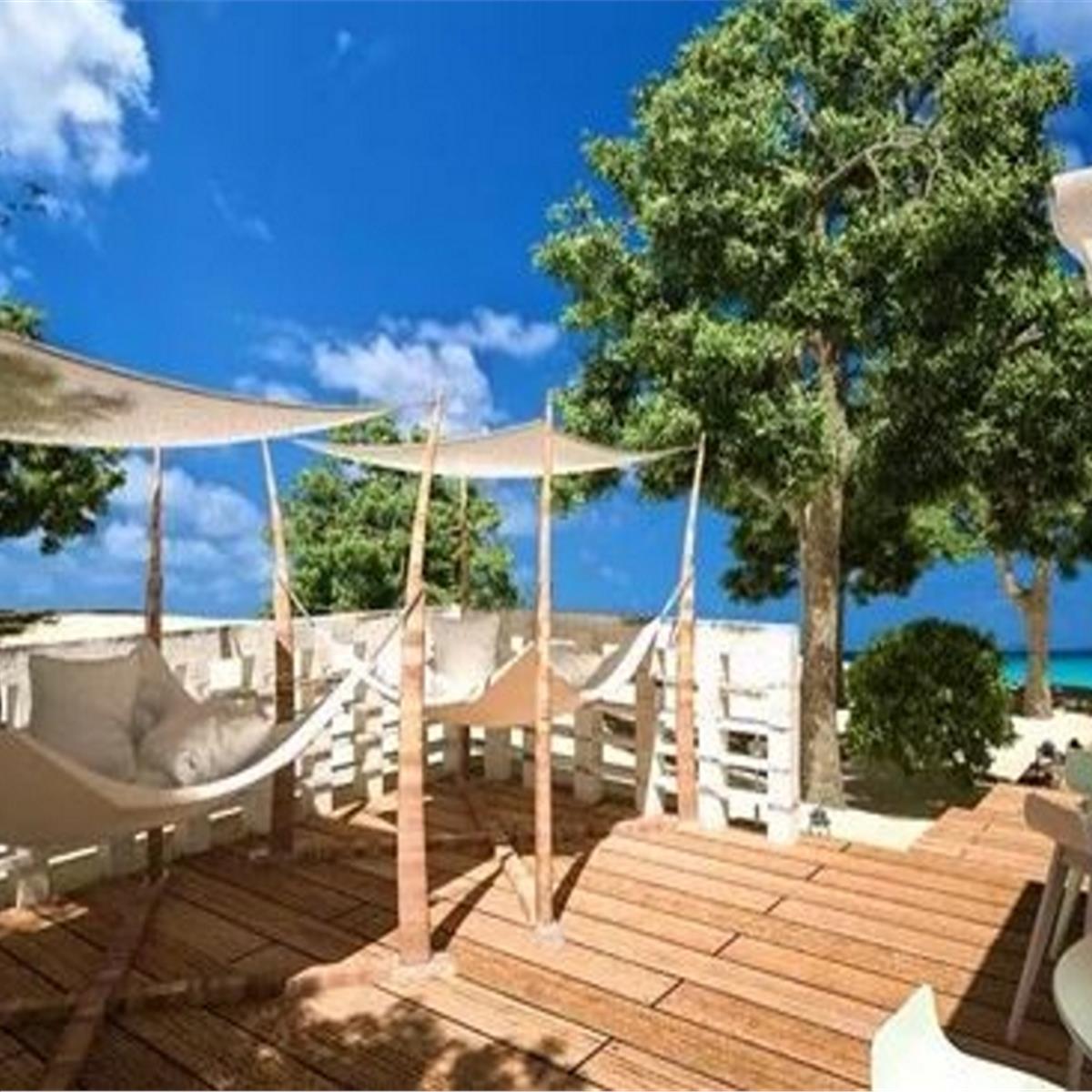 The Beach Çeşme Altınkum’da Beach Girişi, Şezlong, Şemsiye, İçecek