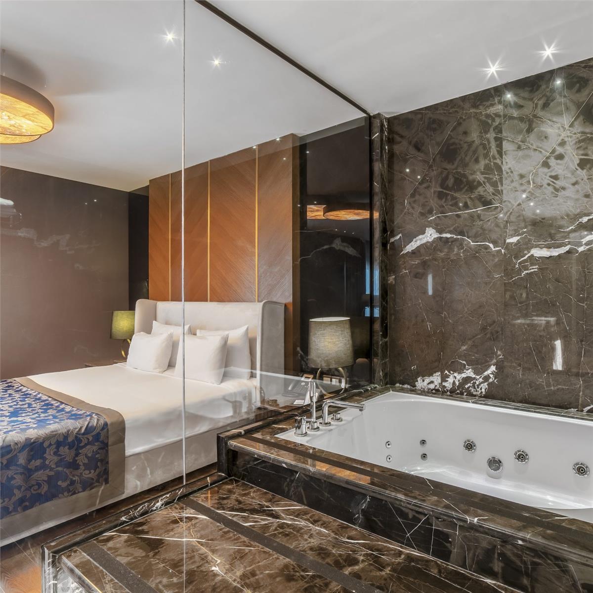 İzmir'den Uçak Bileti ve Otel Transferi Dahil 3 Gece 4 Gün Konaklamalı Tam Pansiyon Plus Kıbrıs Lord's Palace Hotel Spa Casino Ümit Yaşar Yılbaşı Galası 29.999 TL'den Başlayan Fırsatlarla