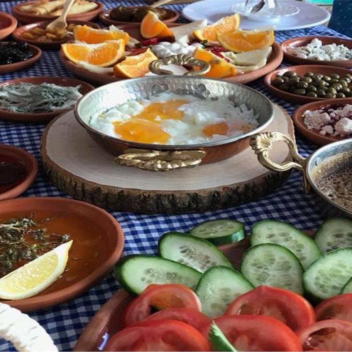 Kemalpaşa Mavi Köy Kahvaltı Evi’nde Enfes Lezzetler Eşliğinde Serpme Köy Kahvaltısı