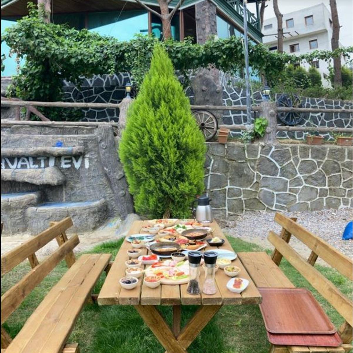 Kemalpaşa Tarla & Chill Enfes Serpme Köy Kahvaltısı Keyfi Müthiş Fiyatlarla izmirBuraya.com'da.