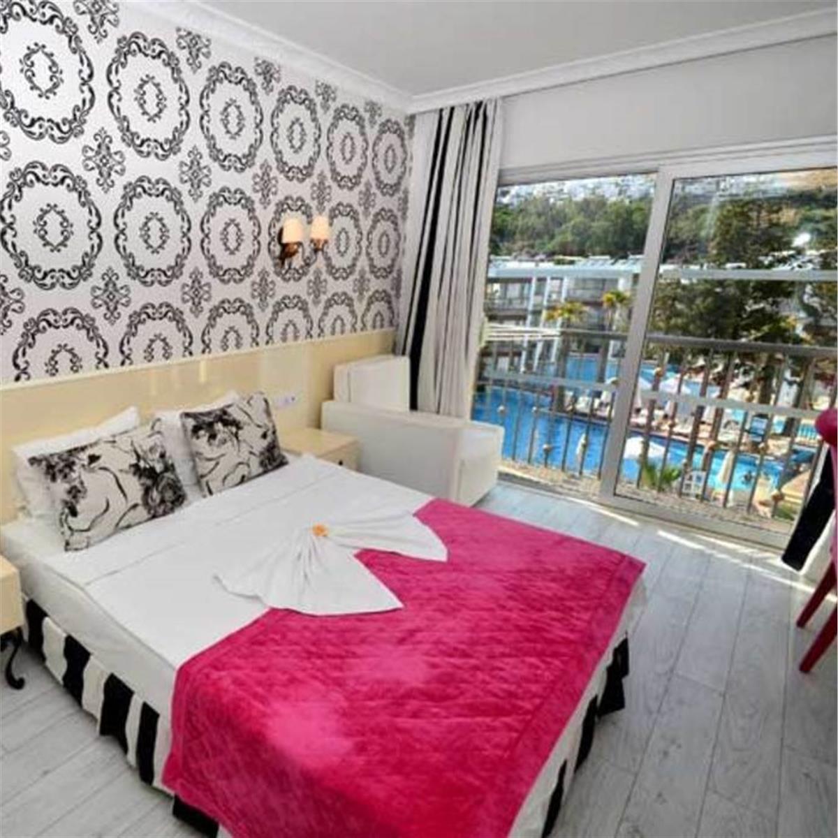 İzmir Kalkışlı Ulaşım ile 3 ve 4 gece seçenekli Bodrum Mio Bianco Resort Otel Herşey Dahil Konaklama	