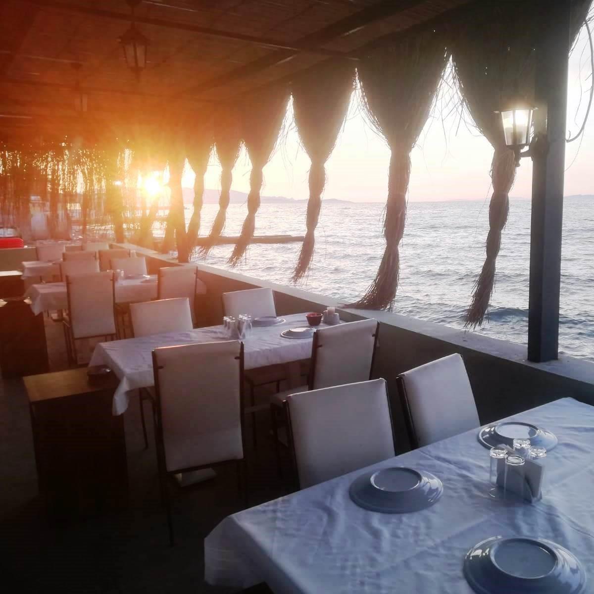 Güzelbahçe İnadına fasıl Restaurant'da Denize nazır Serpme Kahvaltı