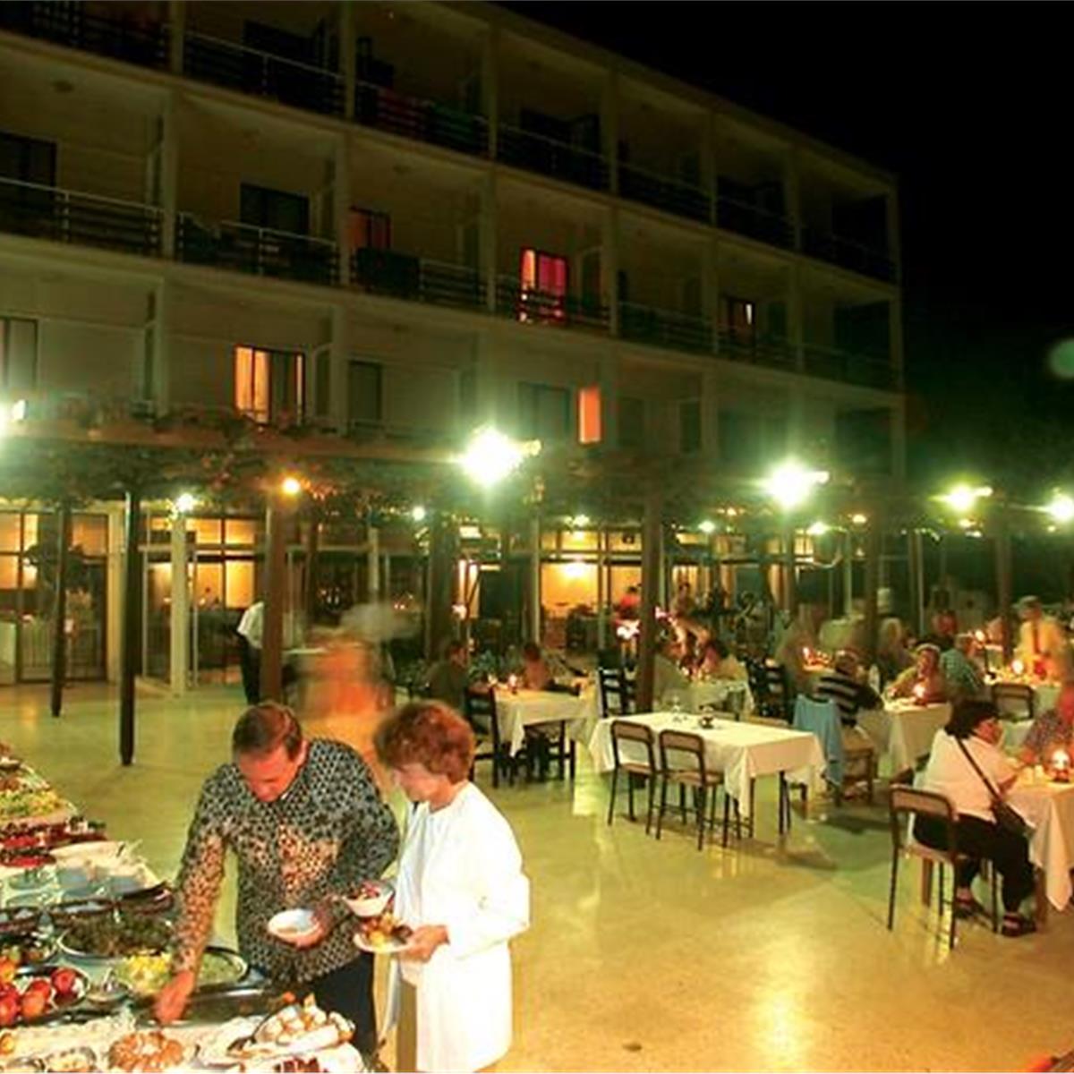 İzmir'den Uçak İle Hareketli Kıbrıs Deniz Kızı Hotel Yarım Pansiyon Konaklama Seçenekleri