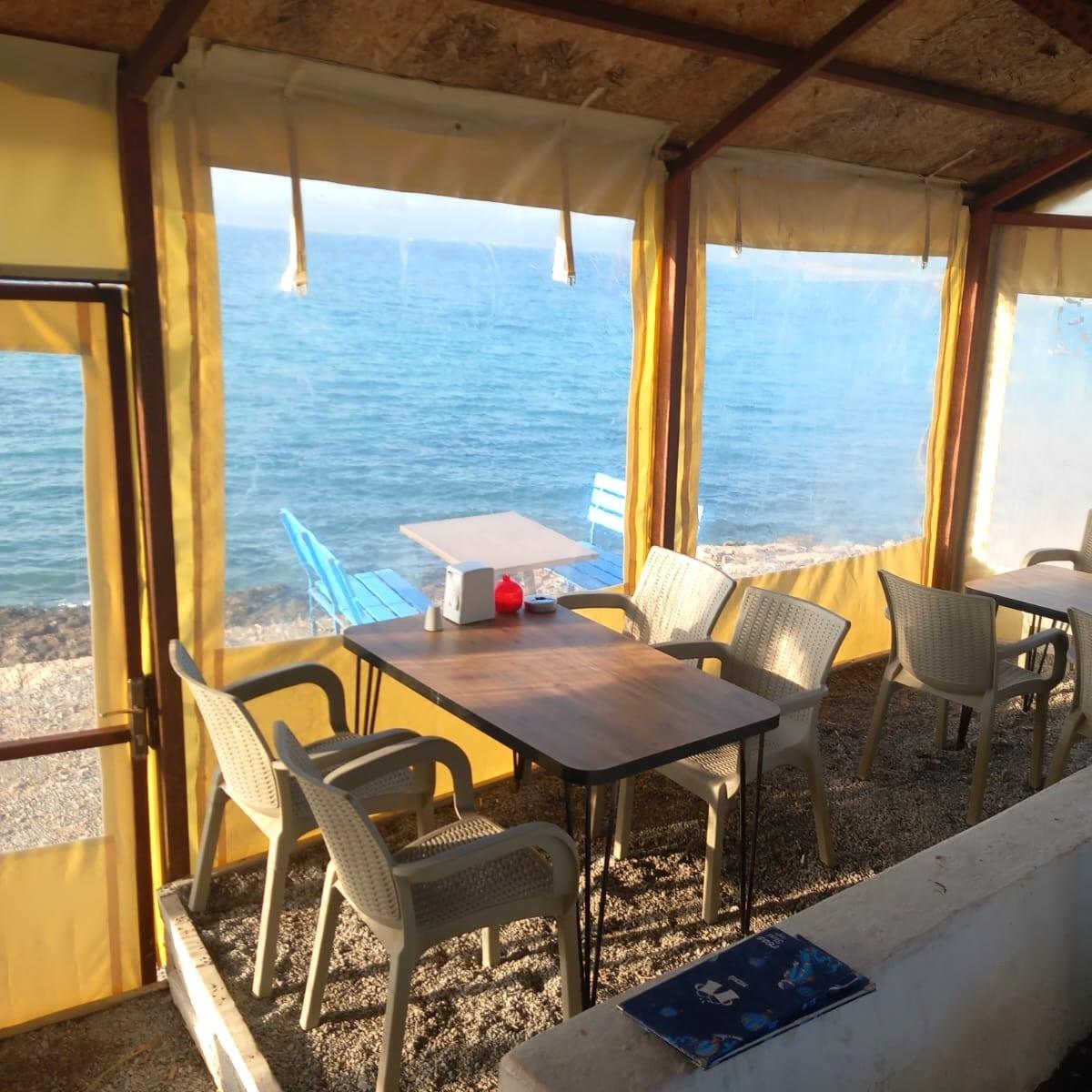 Sığacık Teos Taxi Cafe’de Sınırsız Çay Eşliğinde Denize Nazır Enfes Serpme Kahvaltı Keyfi