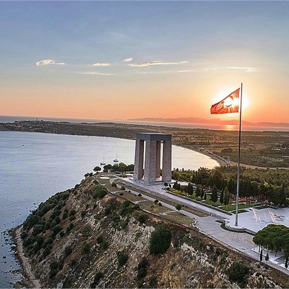 İzmir Çıkışlı Günübirlik Aynalı Çarşı ve Truva Atı ile Çanakkale Şehitlik Turu.