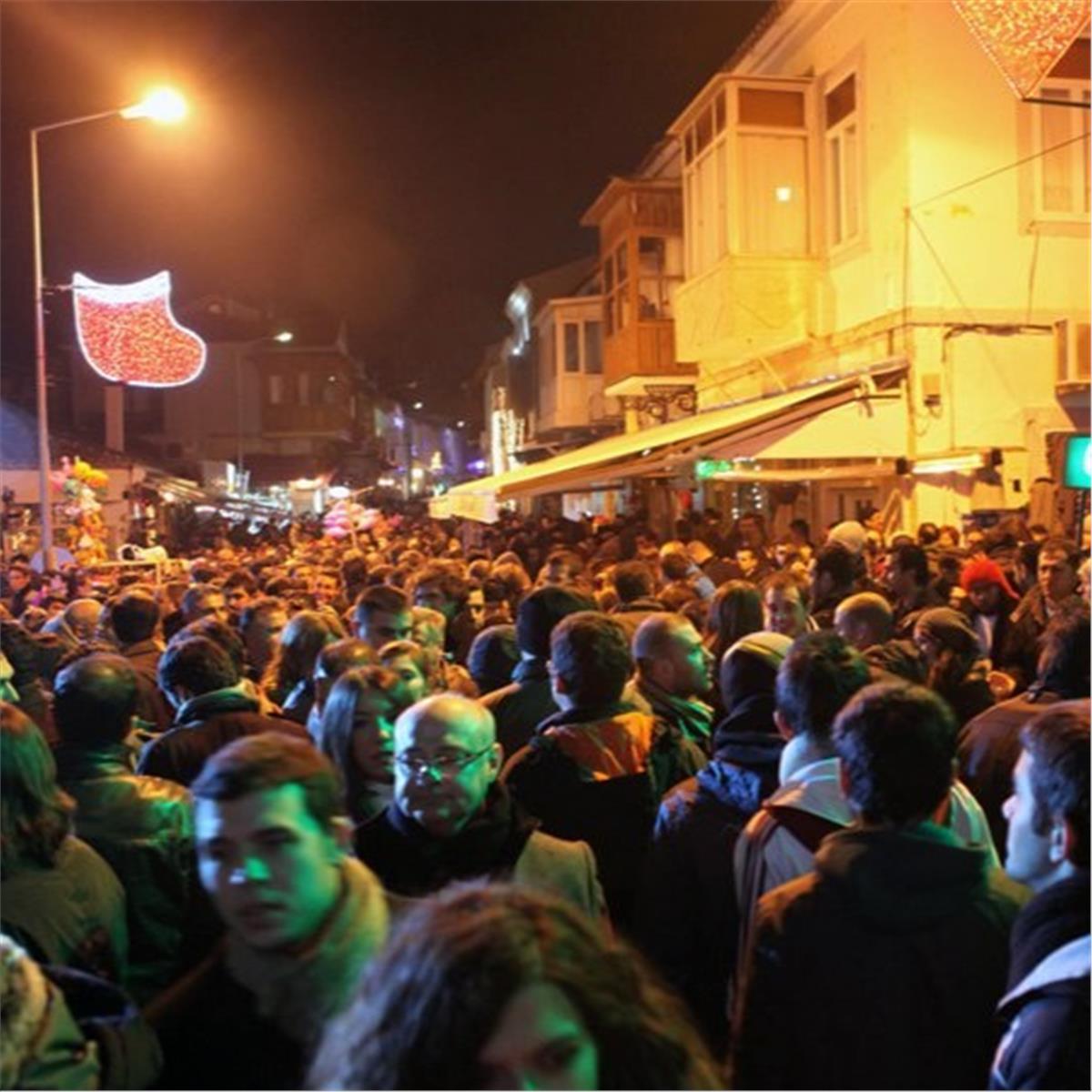 İzmir'den Çıkışlı Yılbaşı Özel Günübirlik Alaçatı Sokak Partisi