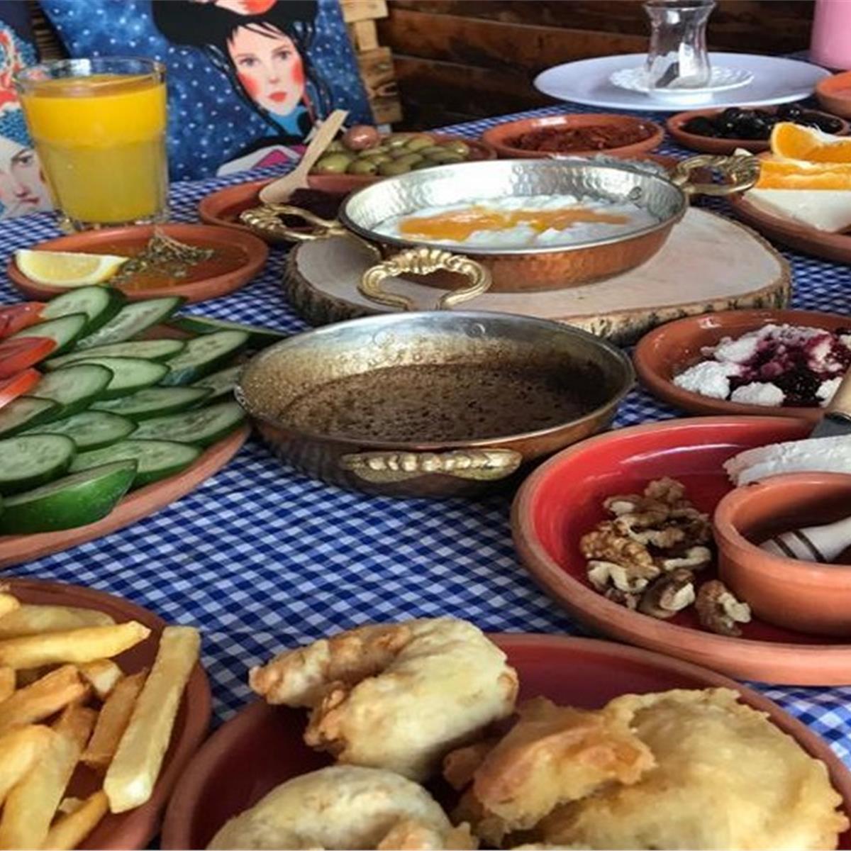 Kemalpaşa Mavi Köy Kahvaltı Evi’nde Enfes Lezzetler Eşliğinde Serpme Köy Kahvaltısı