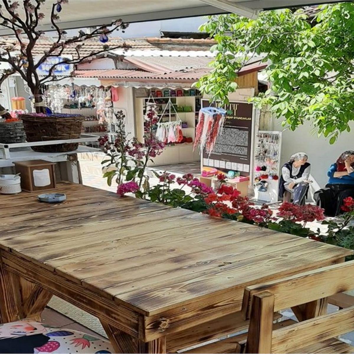 Kemalpaşa Mavi Köy Kahvaltı Evi’nde Enfes Lezzetler Eşliğinde Serpme Köy Kahvaltısı