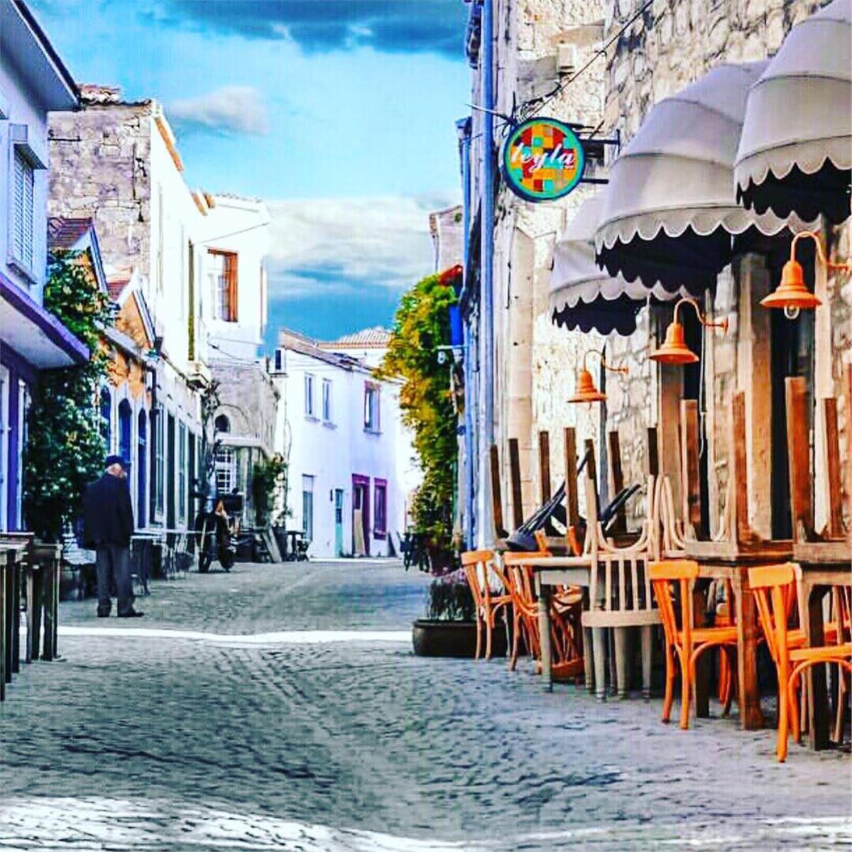 İzmir Çıkışlı günübirlik Öğle Yemeği dahil Çeşme Tekne ve Alaçatı Turu