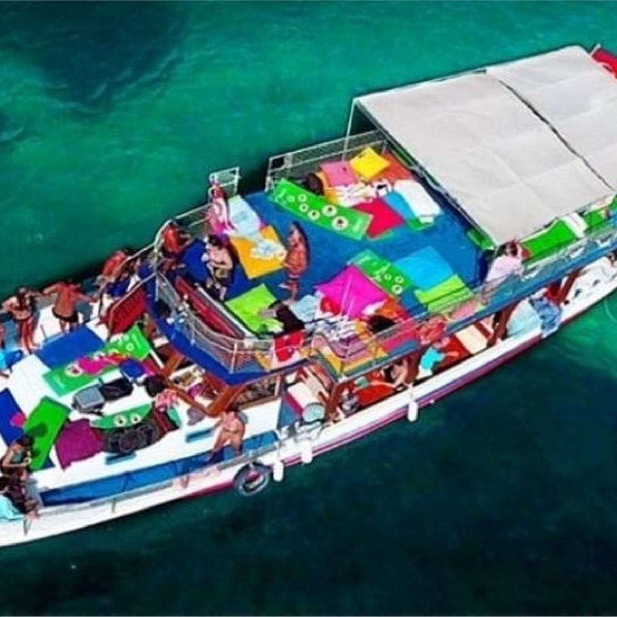 Gün Boyu Yüzme ve Eğlence dolu Foça Tekne Turu. Üstelik Öğle Yemeği Dahil 1749 TL