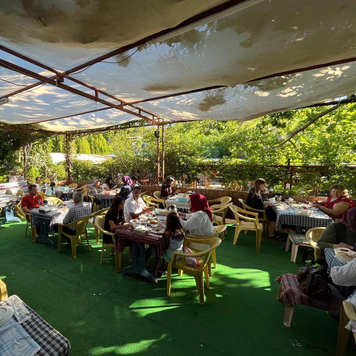 Çiçekliköy Asmalı Kahvaltı Evi’nde Doğa ile iç içe Serpme Köy Kahvaltısı