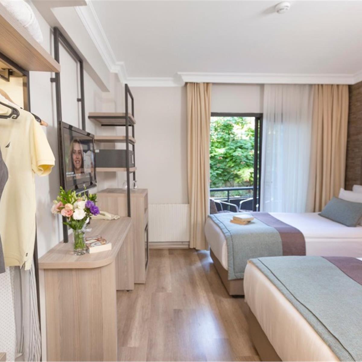 Çeşme Pırıl Otel'de Çift Kişilik Yarım Pansiyon Konaklama Seçenekleri