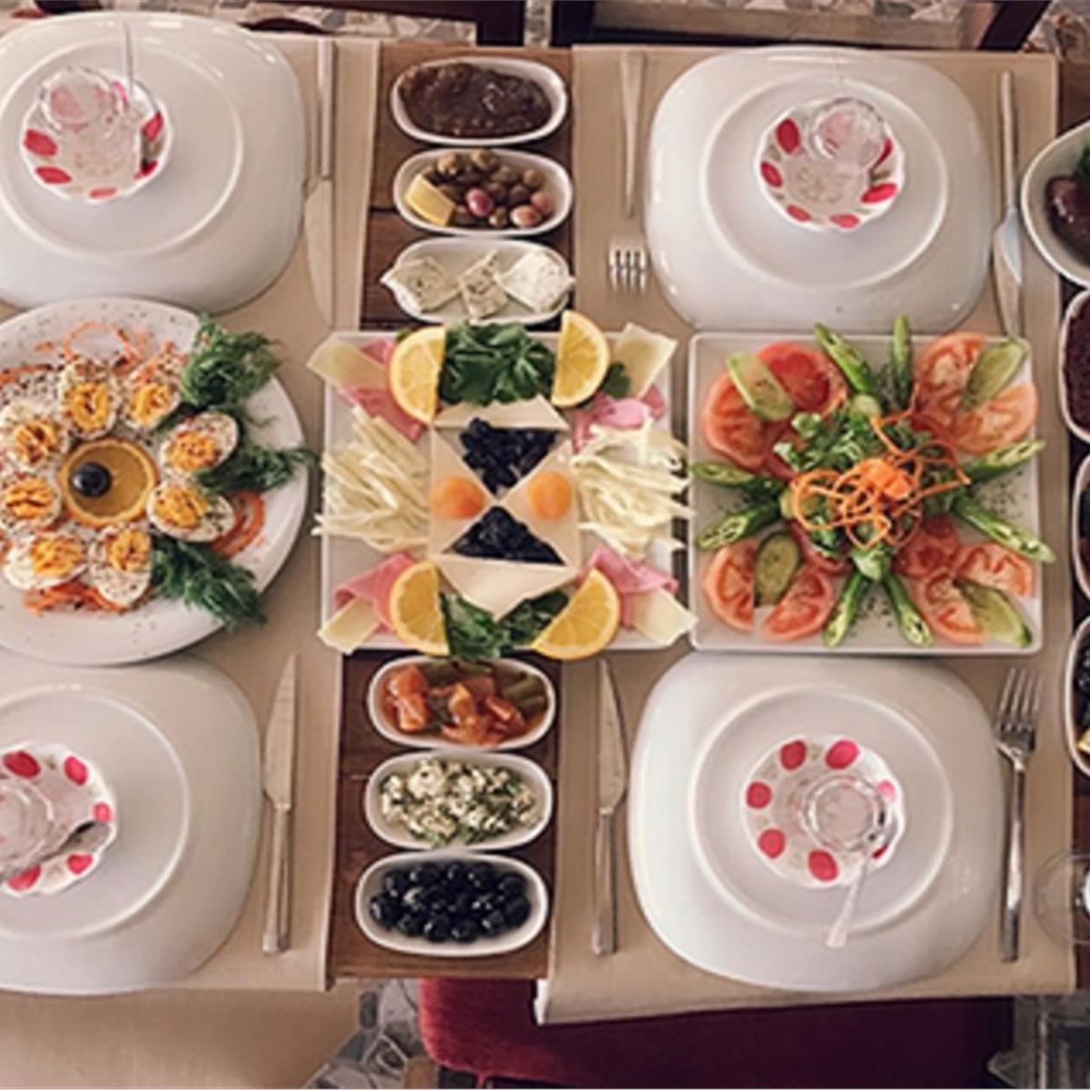 Çeşmealtı Rıhtım Restaurant’ta Denize Sıfır Muhteşem Serpme Kahvaltı