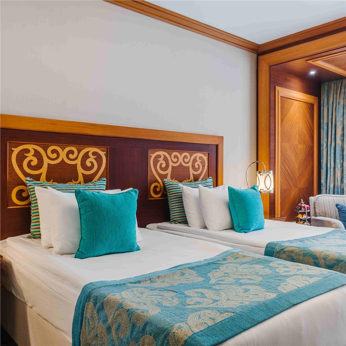  İzmir'den Uçak İle Hareketli Kıbrıs The Arkın Colony Hotel & Casino Yarım Pansiyon Konaklama Seçenekleri