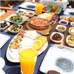 Çeşme Alaçatı Ramiz Otel Bahçelâki'de Serpme Kahvaltı