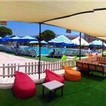 Kuşadası Rainbow Beach Club’ta Gün Boyu Havuz Keyfi, Şezlong, Şemsiye ve Serpme Kahvaltı
