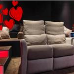Cine House İzmir’de Sevgililer Günü Kişiye Özel Salon Gül Yaprakları ve Mumlar Eşliğinde VİP Sinema