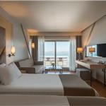 Çeşme Altın Yunus Resort Hotel'den Deluxe Bahçe Manzaralı Odada 2 Kişi 1 Gece Yarım Pansiyon Konaklama