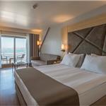 Çeşme Altın Yunus Resort Hotel'den Deluxe Bahçe Manzaralı Odada 2 Kişi 1 Gece Yarım Pansiyon Konaklama