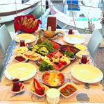 Çeşmealtı Rıhtım Restaurant’ta Denize Sıfır Muhteşem Serpme Kahvaltı