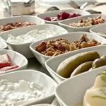 Kordon Araf Lounge’da Enfes Mezeler Eşliğinde Akşam Yemeği