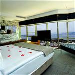 Ramada Encore Hotel İzmir'de Sevgililer Gününe Özel Deniz Manzaralı Odalarda Konaklama Paketleri