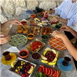 Rose Alaçatı Breakfast & More'da Enfes Serpme Kahvaltı Menüsü