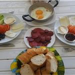 Kekik Alaçatı Cafe & Ev Yemekleri'nden Sınırsız Çay Eşliğinde Lezzetine Doyamayacağınız Serpme Kahvaltı Menüsü