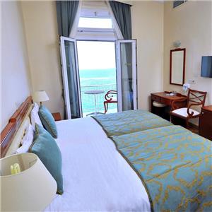İzmir'den Uçak İle Hareketli Kıbrıs Dome Hotel Oda Kahvaltı Konaklama Seçenekleri