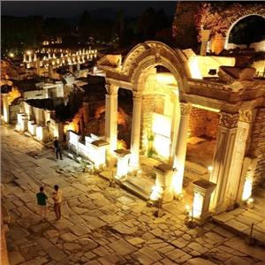 İzmir Çıkışlı Günübirlik Geceyi Aydınlatan Efes Antik Kenti, Büyülü Geceler ile Gece Efes Antik Kenti Turu.
