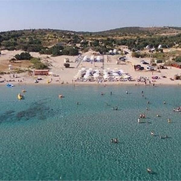 The Beach Çeşme Altınkum’da Beach Girişi, Şezlong, Şemsiye, İçecek