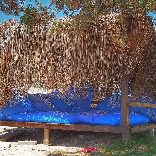 The Beach Çeşme Altınkum’da Beach Girişi, Şezlong, Şemsiye, İçecek