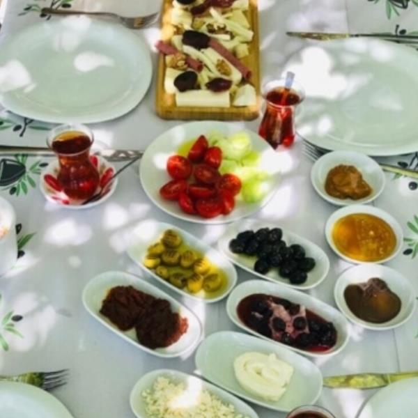 Güzelbahçe Liv Garden Çamlıpınar'da enfes Serpme köy Kahvaltısı keyfi