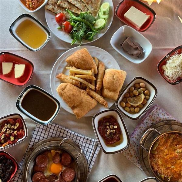 Çiçekliköy Fısıltı Kahvaltı Evi’nde Doğa ile iç içe Enfes Serpme Köy Kahvaltısı