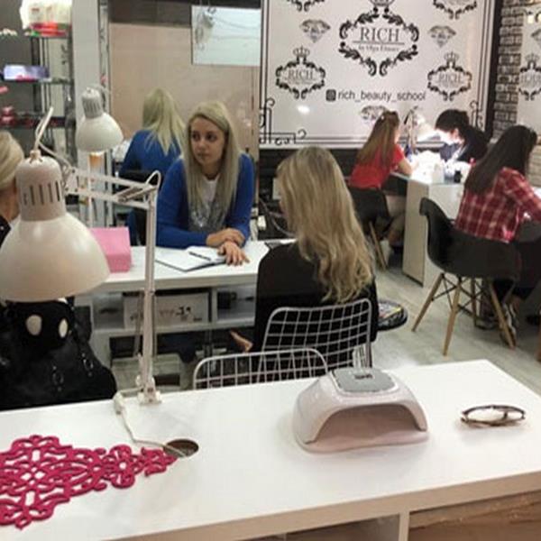 Alsancak Hilton Rich Beuaty Studio Jel Protez Tırnak, Kalıcı Oje ve Manikür Uygulamaları