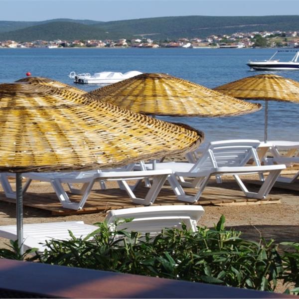 Urla Burla Han Butik Otel’de Açık Büfe Kahvaltı, Şezlong, İçecek ve Tüm Gün Plaj Kullanımı