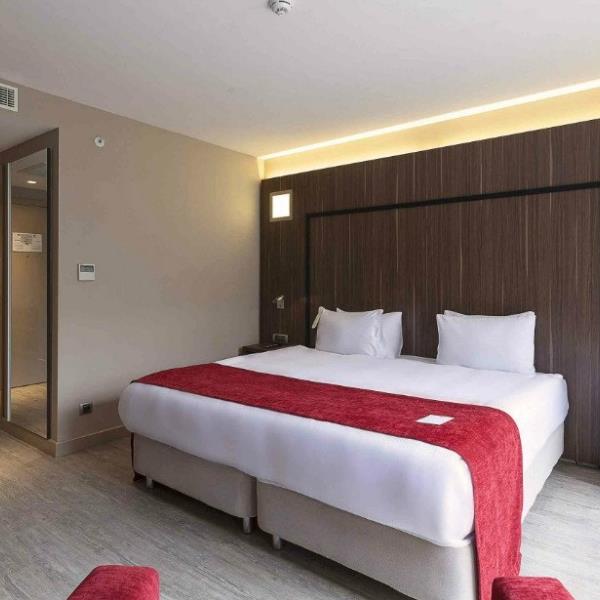 İzmir Ramada Encore Otel’de Tek veya Çift Kişilik, Kahvaltı Dahil 1 Gece Konaklama
