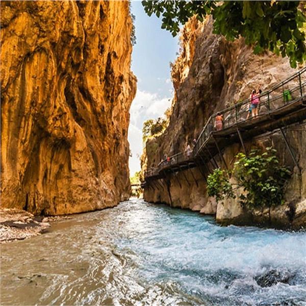 İzmir Çıkışlı 1 gece 2 gün Muğla Fethiye Ölüdeniz, Akyaka, Yakapark, Saklıkent Gizlikent Turu. Üstelik Jeep Safari, Tekne turu ve Yamaç Paraşütü Seçenekli