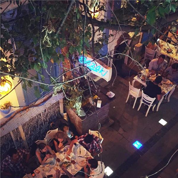 Alsancak Sazaki Meyhane’de Canlı Fasıl Eşliğinde İçeceğini Al Gel Menüleri