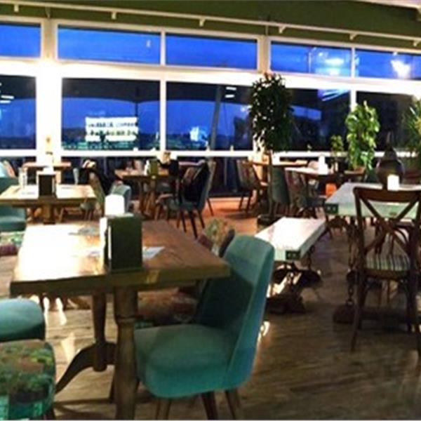 Urla Aren Beach Club’ta Gün Boyu Şezlong, Şemsiye İle Plaj Keyfi ve Açık Büfe Kahvaltı